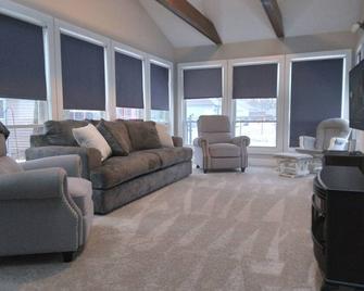 Main Street home near Starved Rock and Downtown Ottawa - Ottawa - Living room