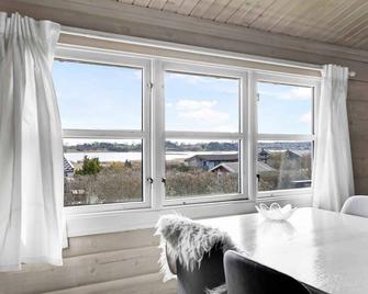 Cozy log cabin with a view of the water - Kirke Såby - Comedor
