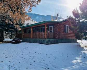 Lewis Cabin, Greyhouse Inn Vacation Rentals - Salmon - Building