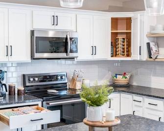 The Madison, 5 Minutes to Downtown, Firepit and Deck! - Madison Heights - Kitchen