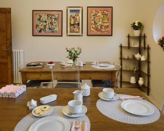 Suite Rosso di Sera with A/C and Private bathroom- Villa le Facezie B&B - Terranuova Bracciolini - Dining room