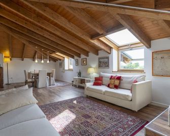 Attic in the green with Parking and Wifi / AC - Pozzuolo del Friuli - Living room