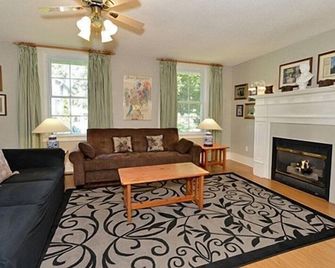 The Olde Angel Inn - Niagara-on-the-Lake - Living room