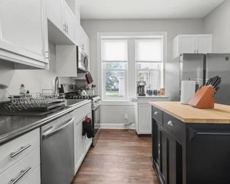 Beautifully Refreshed Home Close to Downtown FW! - Fort Wayne - Kitchen