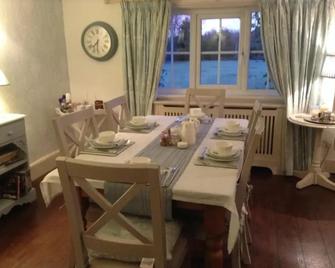 Birtles Farm Bed And Breakfast - Altrincham - Dining room