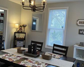 Charming 4-bedroom house with WiFi and AC in DeKalb - DeKalb - Jídelna