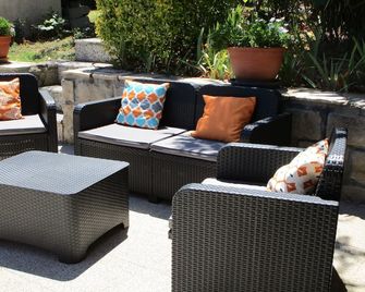 Tranquil Villa at Rocher de Sampzon - Ruoms - Patio