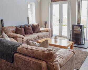 Beautiful private villa for 10 guests with WIFI, hot tub, TV, patio, pets allowed and parking - Uig - Living room