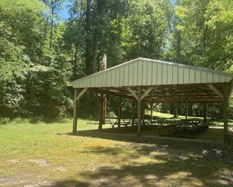 Charming Secluded Getaway Cabin within minutes of amenities - Cape Girardeau - Innenhof