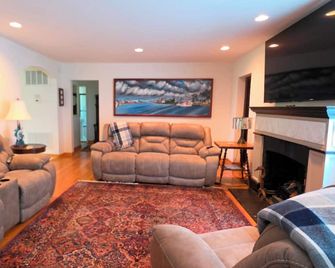 Bostwick's Magnolia Manor - Wanchese - Living room
