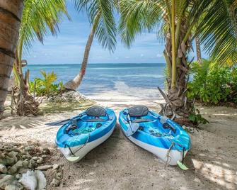 Beach Cottage w/ Kayaks, Snorkeling & A/C Glass Living Room by the Ocean! - East End - Beach