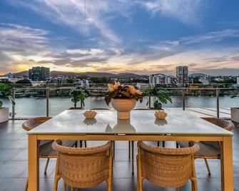 Stunning Waterfront Penthouse 3 or 4 Bedrooms - Brisbane - Balcony