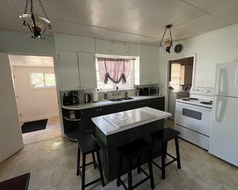 Cozy rustic 50's home located on a campground beside the Famous Cowichan River. - Duncan - Küche