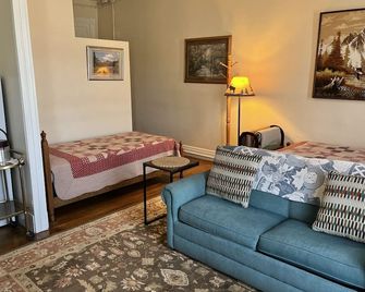King One Bedroom, Converted1894 Historic Hotel, Downtown Buffalo Wyoming - Buffalo - Bedroom