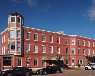 Ah #18 · Ah #18 King/Jacuzzi Suite/Fridge/Micro - Wabasha - Building
