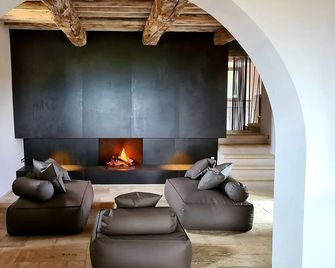 Authentic Tuscan Villa with infinity pool & stunning views of Val d'Orcia - Montefollonico - Sala de estar