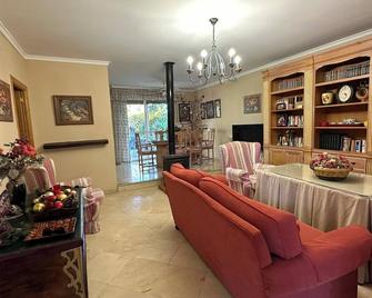 Chalet near Sevilla, 8 persons, garden 1200m2, private pool, WIFI - Utrera - Living room