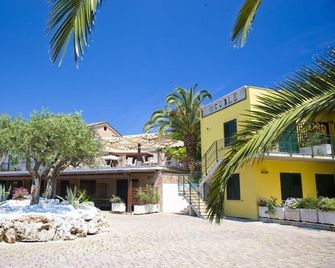 Hotel Le Cave - Sirolo - Edificio