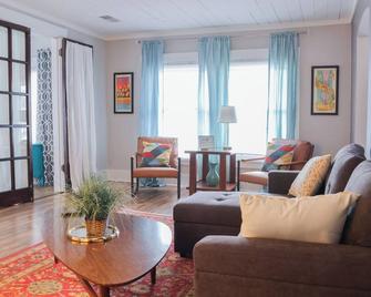 Spacious sunny 2-bedroom apartment with all the comforts of home - Davenport - Living room