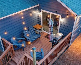 Cozy Movie Room and King Size Bed - Fayetteville - Patio