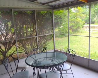Cozy Waterview Cottage! Perfect for couples - East Quogue - Restaurante