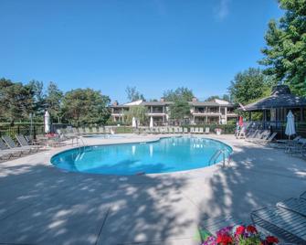 Renovated Abbey Villa Getaway |Patio | Pool |Short Walk to the Water |Gas Fireplace |King Master - Fontana-On-Geneva Lake - Piscina