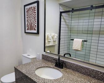 Rayland Hotel - The Dalles - Bathroom