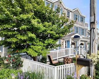 An English Garden Bed & Breakfast - Queen Room with Private Deck 203 - Dennis Port - Außenansicht