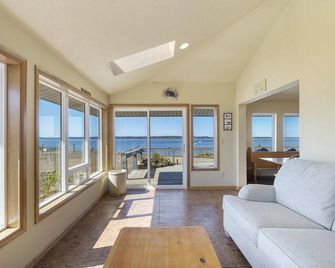 Bourbon Place Retreat, Hot Tub, Game Room - Tillamook - Huiskamer