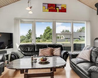 Stunning home in Løgstør with WiFi - Løgstør - Living room