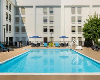 هامبتون إن لويسفيل إيربورت فير/اكسبو سنتر - لويزفيل (كنتاكي) - حوض السباحة