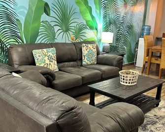 Brisas Del Mar Beach + Dive Resort - Coxen Hole - Living room