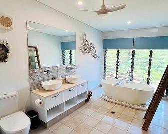 Kick n Back House, with 2 spas, sleeps 8 comfortably with ocean views - Dundee Beach - Baño