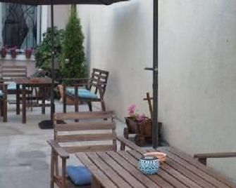 Antique Hostel - Bucharest - Patio