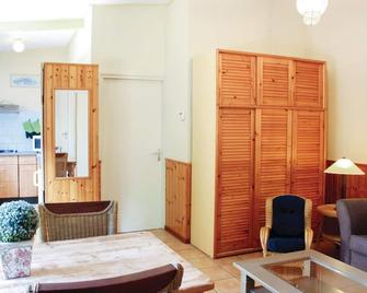 This vacation home for 4 people in the Betuwe is located in the orchard of the Netherlands. - Ommeren - Sala de estar