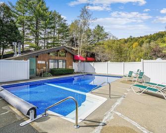 Cedarbrook Two Queen Bed Standard Hotel Room with outdoor heated pool 104 - Killington - Pool