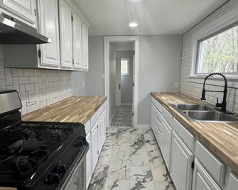 Cozy Country Cottage - Woodbridge - Kitchen