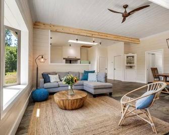Charming Farmhouse Amazing View of Mt. Rainier - Family Friendly + Game Barn - Mineral - Living room