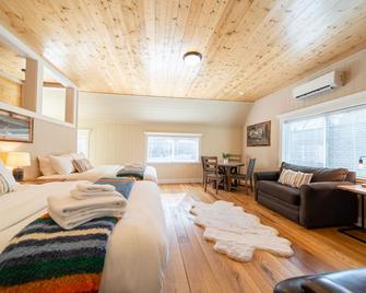 Shasta View Lodge - Weddings - Retreats - Reunions - McCloud - Bedroom