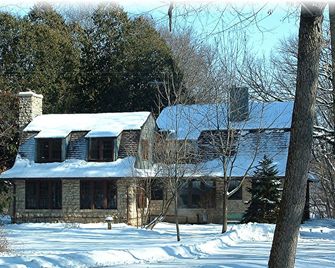 Riverfront Cottage located in historic park - Dixon - Gebouw