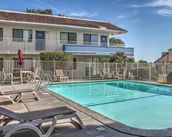 Motel 6 Mojave - Mojave - Pool