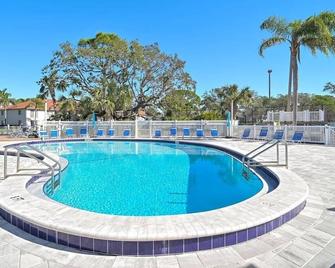 Beautiful Condo! Heated Pools~free Wifi. By Img Academy~beaches~ami~restaurants. - Bradenton - Pool