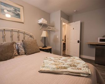 Secluded Gem 3bd/2Bth w/ Hot Tub, AC, & Self Check In - Vancouver - Bedroom