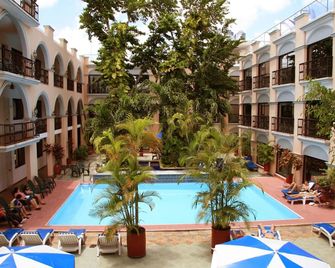 Hotel Doralba Inn - מרידה - בריכה