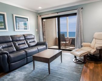 Spectacular Views & Comfortable Oceanfront 2 Bdrm - Pawleys Island - Sala de estar