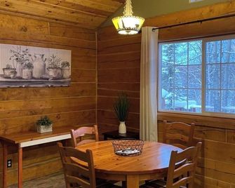 Charming 3-bedroom cabin with WiFi, AC in soothing Wasilla - Wasilla - Dining room