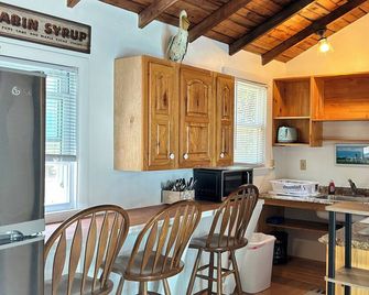 Location! Cabin Sleeps3, Pool, 1 Mile To Ocean, Kitchen/Grill, Pet Ok, Parking - Bass River - Kitchen