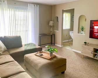 Cozy, Clean, Centrally Located Condo - Lima - Living room