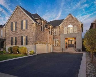 Private Bright Coach House - Near Pearson Airport & Downtown Toronto - Brampton - Building