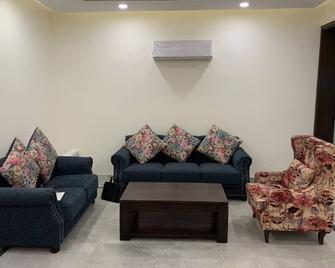 Home away from Home- safe, private apartment in a clean neighbourhood - Noida - Living room